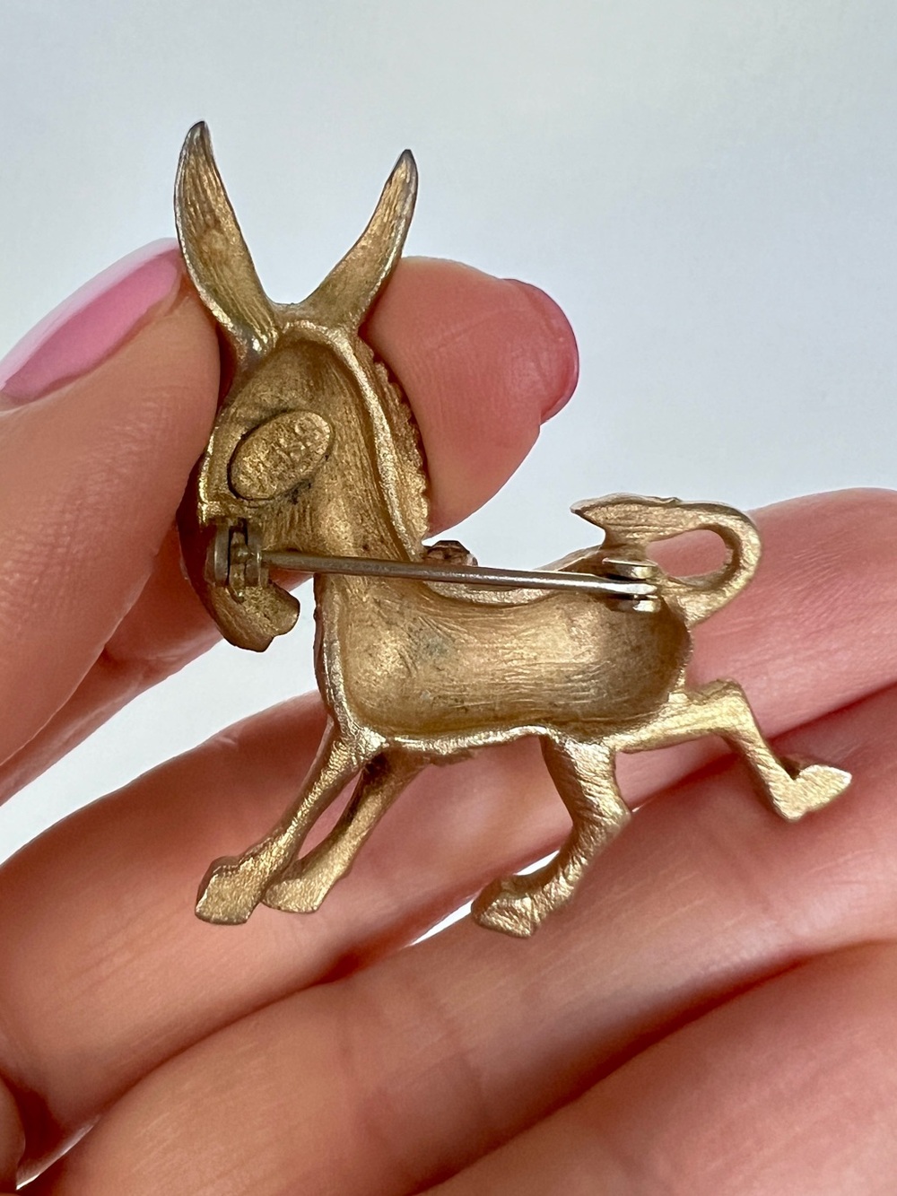 Vintage Weiss Donkey Brooch Signed Brushed Gold Tone Rhinestones and Orange Eye - Picture 2 of 5